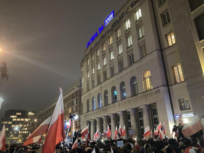 Przed siedzibą TVP odbył się protest. Uczestnicy skandowali "Wolne media!"