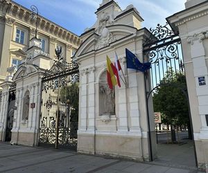 Uniwersytet Warszawski w żałobie. Przed budynkiem wystawiono zdjęcie zabitej 53-latki