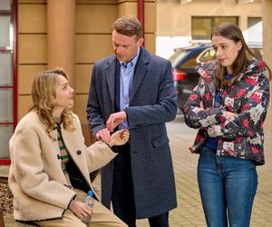 Na Wspólnej, odcinek 3806: Kamil Hoffer (Kazimierz Mazur), Zuza (Małgorzata Socha), Ula (Julia Jurek)