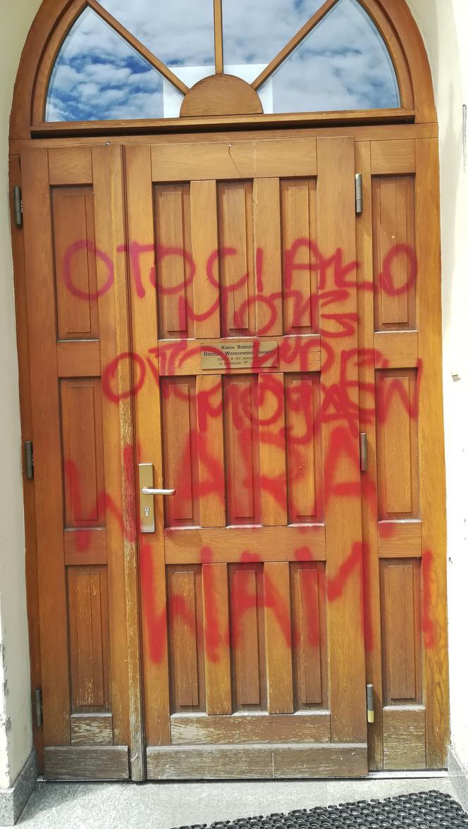 Wysmarowali katedry bluzgami