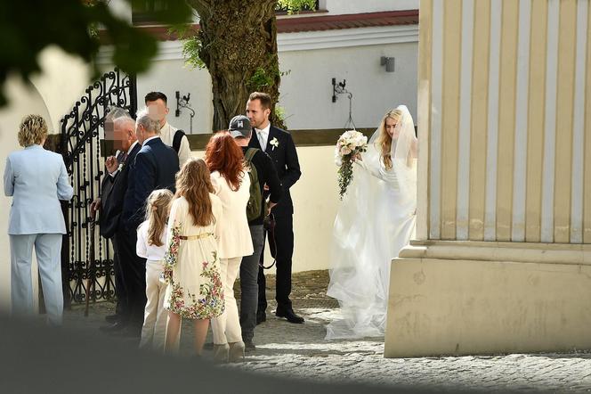 Posłowie Moskal i Kanthak na ślubnym kobiercu. Takie garnitury wybrali