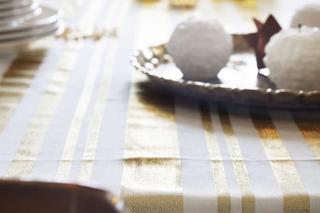 Biały świąteczny obrus ze złotymi motywami