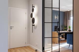 Wąski przedpokój? Zobacz triki projektantów, które powiększą każdą przestrzeń