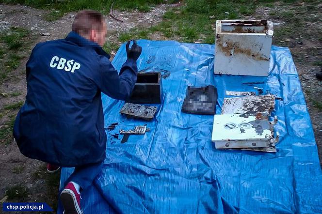 Policja wyłowiła z jeziora skradzione sejfy. Sprawcy przeoczyli kopertę z gotówką