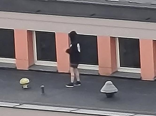 Weszli na dach szkoły w Katowicach i machali kolegom