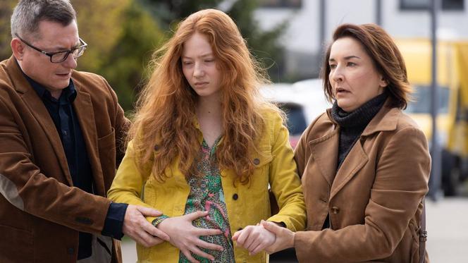 Na dobre i na złe, odcinek 817. Ula (Zuzanna Mikołajczyk), Lusia (Katarzyna Strączek), Marek (Sebastian Grek)