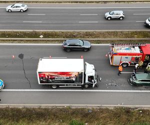 Osobówka wbiła się między dwa tiry. Dramatyczny wypadek na S8