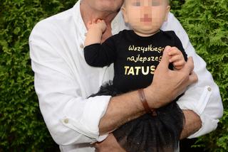73-letni Strasburger FIKA z maleńką córką na IMPREZIE. Koledzy patrzyli z boku [ZDJĘCIA]