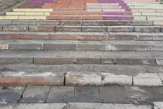 Do końca kwietnia muszą być szare. Trwa czyszczenie schodów w parku na Bydgoskim Przedmieściu