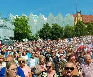 Manifestacja 4 czerwca na placu Solidarności w Szczecinie