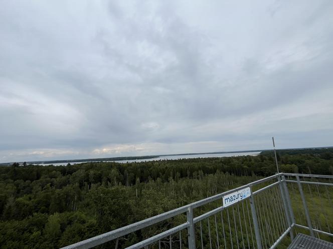   To najwyższa wieża widokowa w warmińsko-mazurskim. Trzeba pokonać niemal 200 schodów. Zobacz zdjęcia