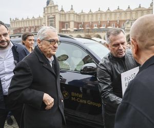 Chciał być jak Robert De Niro? Peugeotem wjechał na Rynek w Krakowie. Interweniowali strażnicy