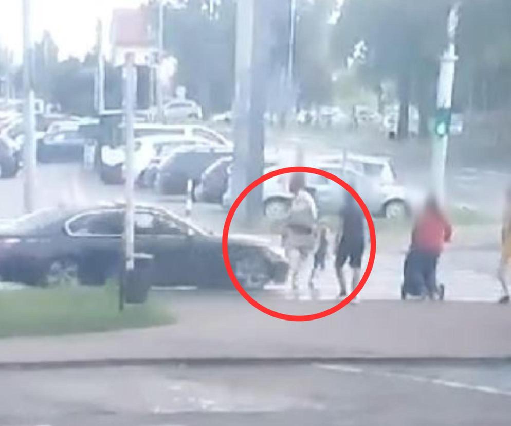 W Puławach BMW wjechało w kobietę z dzieckiem. Policja udostępniła szokujące wideo!