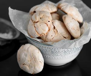 Beza z mikrofali gotowa w 3 minuty! Odważycie się spróbować hitu z Tik Toka?