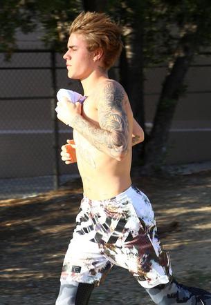 Justin Bieber biega bez koszulki