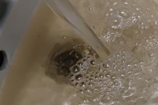 Tak wygląda woda z gminy Obrowo. Mieszkańcy publikują zdjęcia, władze tłumaczą