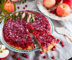 Proste ciasto dyniowe z żurawiną. Jest zdrowe i doskonale smakuje nie tylko w Halloween