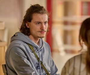 Na Wspólnej odc. 4082. Piotr (Krzysztof Świłpa), Greta (Klaudia Łapot)