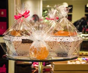 Upominki na Dzień Nauczyciela 2022. Kubki, kosz prezentowy, słodycze i inne