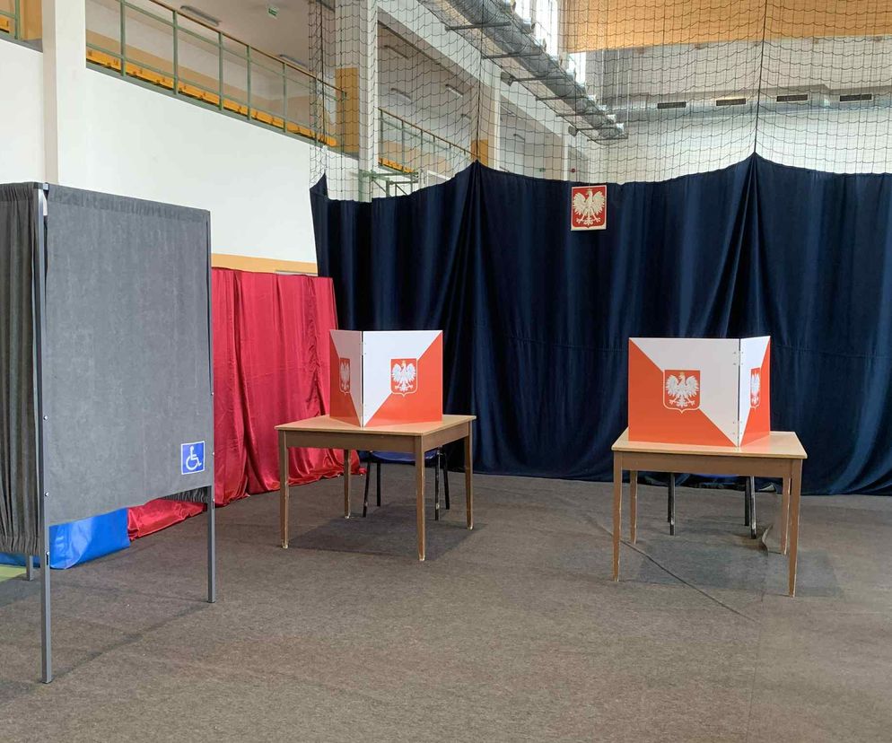 Polacy podzieleni, ale większość nie chce wcześniejszych wyborów. Nowy sondaż IBRiS nie pozostawia złudzeń