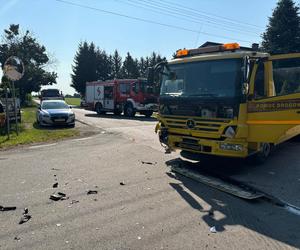 Wypadek w Siedliskach. Zderzenie osobówki i autolawety!