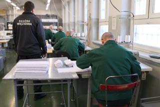 Więźniowie szyją maseczki dla lekarzy
