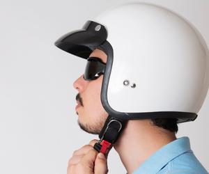 Obowiązek jazdy w kaskach dla kierowców i pasażerów samochodów. Jest petycja do Ministerstwa Infrastruktury! 