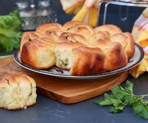 Najlepsza przekąska na mecz. Puszysty rwany chlebek z masłem ziołowym zachwyci każdego kibica