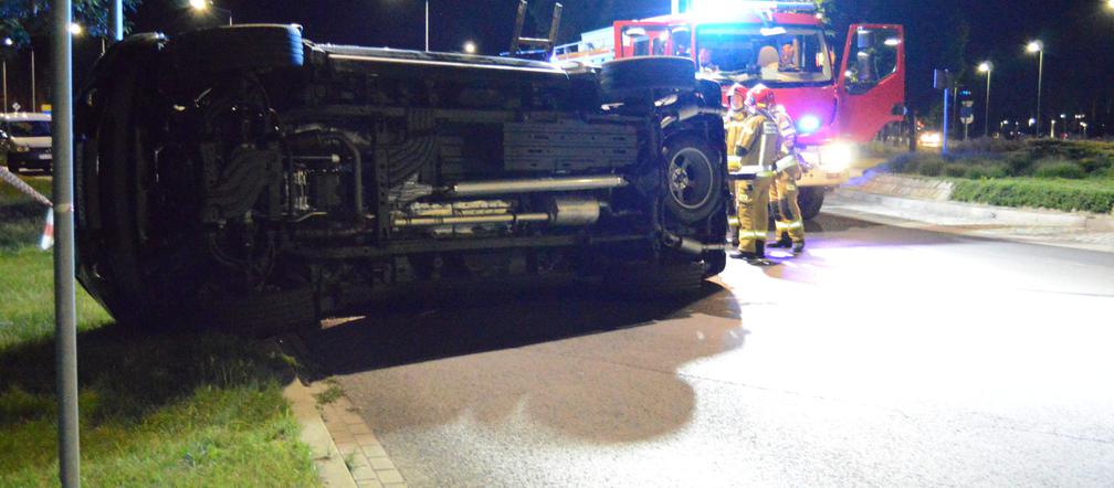 Na rondzie Sybiraków w Lesznie kierowca rozbił dodge'a. Jeździł z piskiem opon