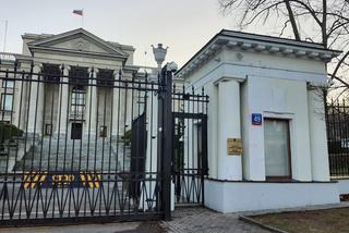 Rosyjska ambasada oblana czerwoną farbą. Zniszczono również flagę Rosji [ZDJĘCIA]