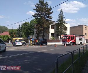  Potrącenie rowerzystki na ruchliwym skrzyżowaniu. Kobieta trafiła do szpitala