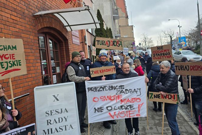 Protest mieszkańców gminy Purda pod ratuszem