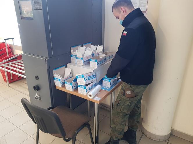 Olsztyn. Dystrybucja maseczek dostarczonych z rządowej Agencji Rezerw Strategicznych.