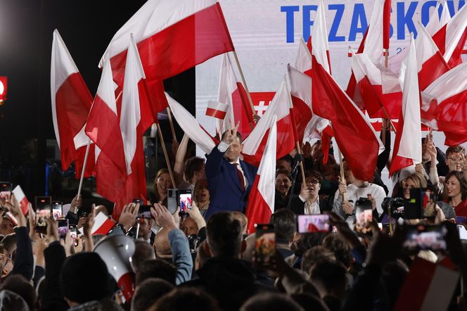 Wyszli z TVP po debacie. Trzaskowski i Nawrocki twarzą w twarz z kamerami