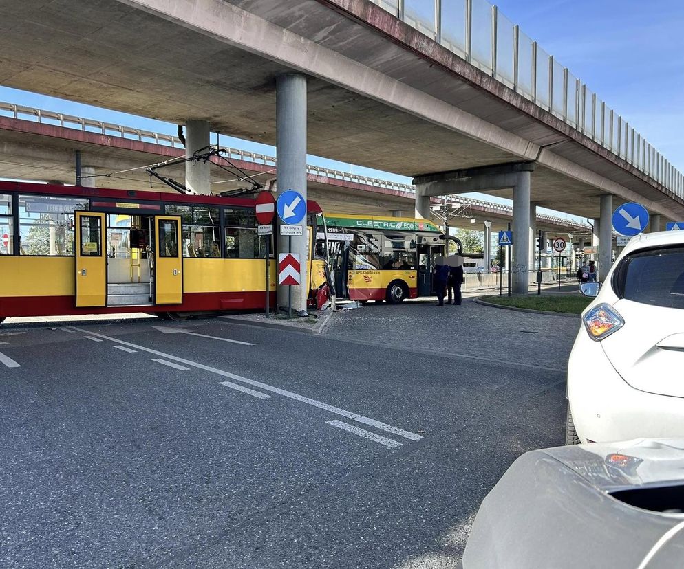 Łódź. Autobus i tramwaj zderzyły się pod dworcem Łódzka Kaliska [ZDJĘCIA]