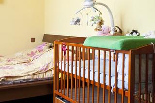 POKÓJ DZIECIĘCY: Sypialnia młodych rodziców dopasowana ARANŻACJA do łóżeczka dla niemowlaka