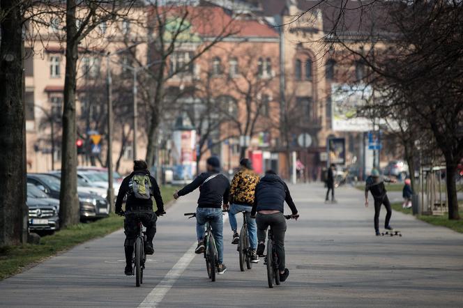 Pełne Błonia i tłumy spacerowiczów. Tak wygląda kwarantanna w Krakowie