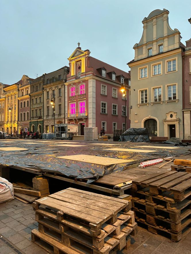 Przygotowania do Jarmarku Świątecznego na Starym Rynku w Poznaniu