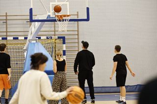 Nawrocki przeczekał ulewy grając w koszykówkę