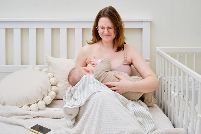 kobieta karmiąca piersią niemowlę
