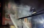  Gigantyczny pożar hali produkcyjnej zakładu w Radomiu. W akcji brało udział 16 zastępów straży pożarnej