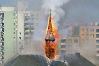 Pożar kościoła na Targówku. Spaliła się wieża kościoła przy ulicy Tykocińskiej ZDJĘICIA!