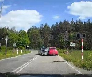 Policjanci ujawnili dramatyczne nagranie. Zderzenie trzech aut na przejeździe kolejowym