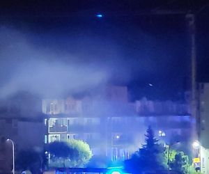 Kłęby dymu nad blokiem, który spłonął w Ząbkach. Co się stało?