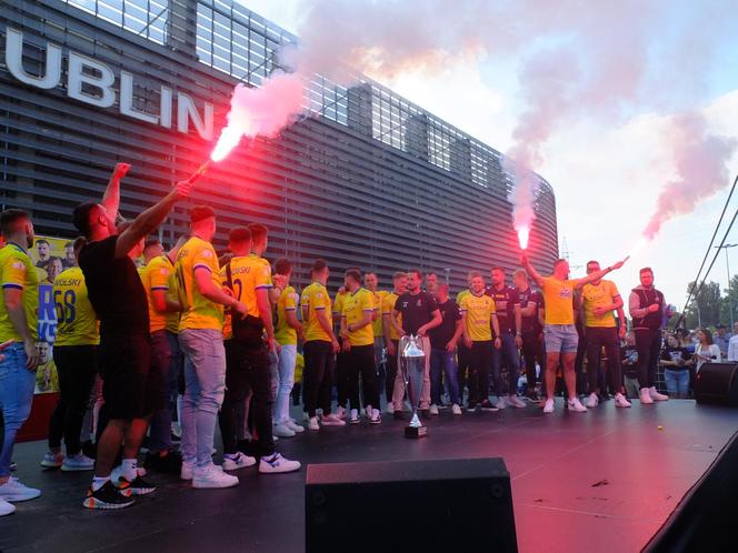 Motor Lublin po 32 latach znowu zagra w piłkarskiej ekstraklasie! Wielka feta na ulicach miasta. "Awans jest nasz, Motor United!"