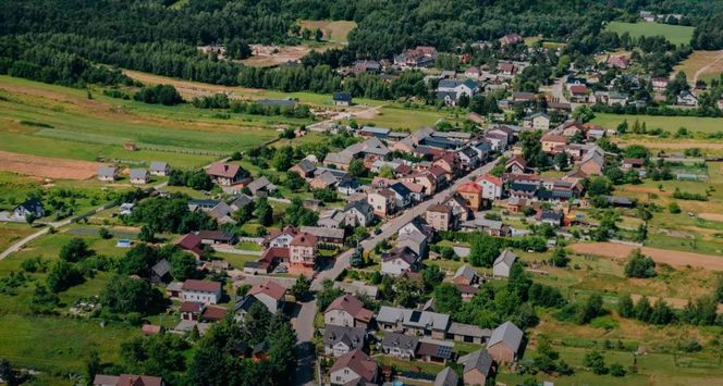 Wieś w województwie śląskim słynie z zapierających dech w piersiach widoków. Kręcono tu serial "Dwa światy"