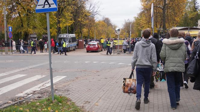 Tłumy na cmentarzu przy ul. Poprzecznej. Olsztynianie odwiedzają groby bliskich [ZDJĘCIA]