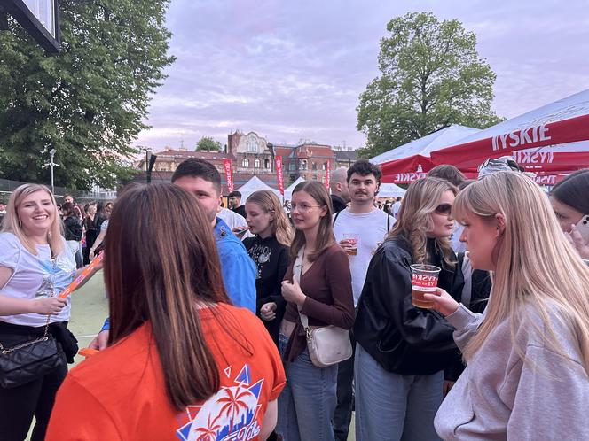 Juwenalia UEK 2024. Strefa Radia ESKA. Tłumy studentów na Koncercie Głównym