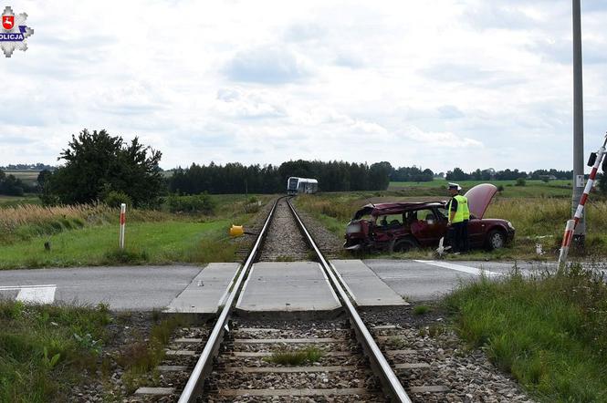 Wjechał samochodem pod pociąg