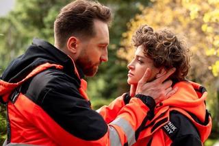 	Na sygnale. Piotr Strzelecki (Dariusz Wieteska), Karolina (Klaudia Janas) 